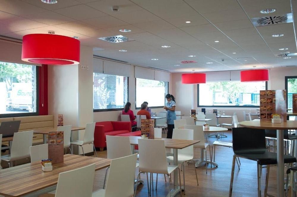 Travelodge Madrid Metropolitano Экстерьер фото
